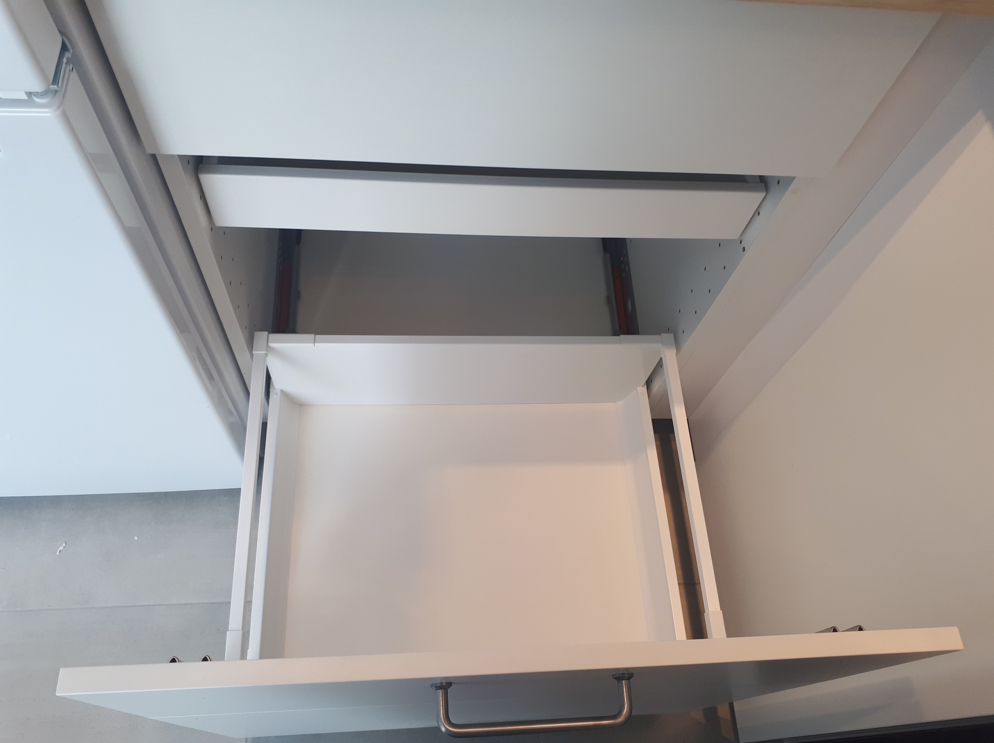 Sprzątanie szafki na kosz na śmieci