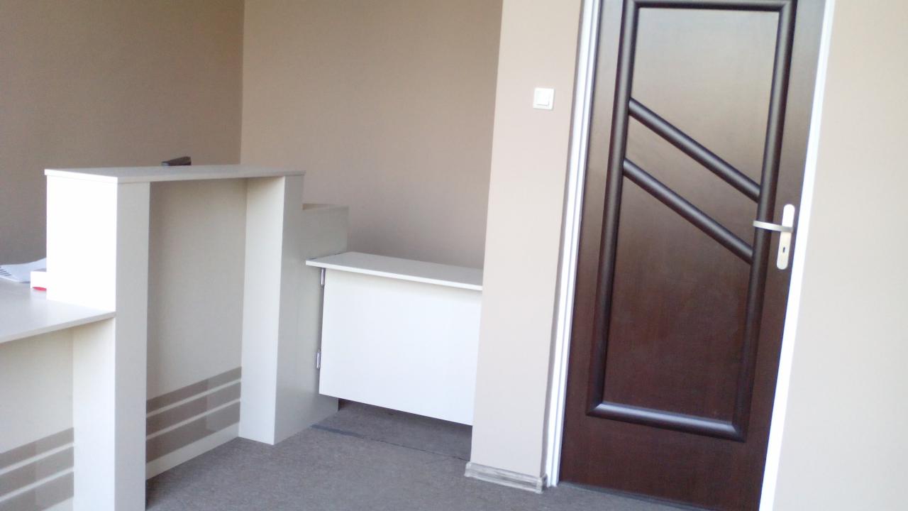 Minimalistyczne wnętrze z brązowymi drzwiami z ukośnymi listwami i białymi meblami w odcieniach beżu. Nowoczesny design.