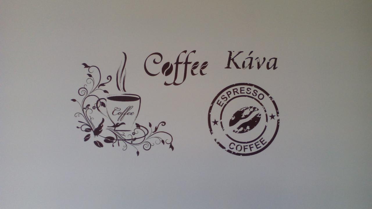 Dekoracyjna naklejka ścienna z motywami kawy: filiżanka z parą, napis 'Coffee Káva' i stempel 'Espresso Coffee' w brązowych odcieniach na jasnym tle.