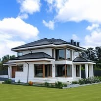 Biały, dwukondygnacyjny dom z czarnym dachem na tle błękitnego nieba z chmurami. Nowoczesna architektura, duże okna, zadbany trawnik. Widok z perspektywy żaby.