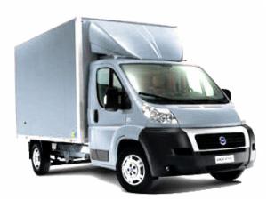 Szary furgon dostawczy Fiat Ducato z nadbudową kontenerową, widoczny z przodu pod lekkim kątem, na białym tle. Auto gotowe do transportu.