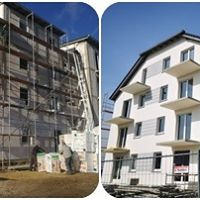 Dwa ujęcia: po lewej budynek w trakcie prac elewacyjnych, z rusztowaniami i materiałami budowlanymi, oraz robotnikiem w tle; po prawej gotowy, otynkowany budynek z balkonami i dużymi oknami, na tle...