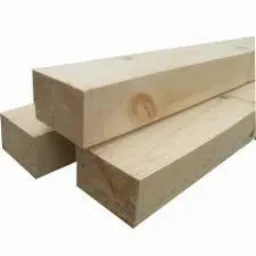 Stos trzech belek z jasnego drewna o gładkiej powierzchni, ułożonych jedna na drugiej, z widocznymi przekrojami i delikatnym usłojeniem. Neutralne tło.