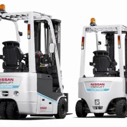 Dwa białe wózki widłowe Nissan Forklift z czarnymi siedzeniami, ustawione obok siebie na białym tle. Jeden z wózków jest ustawiony tyłem, drugi przodem.