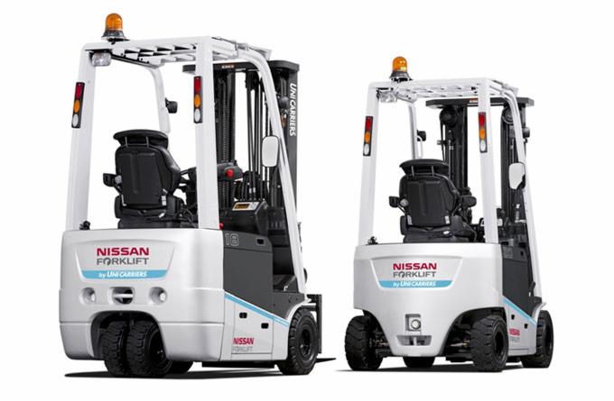 Dwa białe wózki widłowe Nissan Forklift z czarnymi siedzeniami, ustawione obok siebie na białym tle. Jeden z wózków jest ustawiony tyłem, drugi przodem.