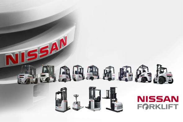 Prezentacja różnych modeli wózków widłowych Nissan, zarówno spalinowych, jak i elektrycznych, w białej kolorystyce, z logo marki na pierwszym planie.