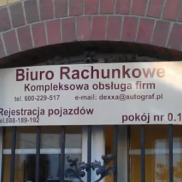 Szyld 'Biuro Rachunkowe' z ofertą kompleksowej obsługi firm i rejestracji pojazdów, numer telefonu i adres e-mail, umieszczony nad oknem z ozdobną kratą.