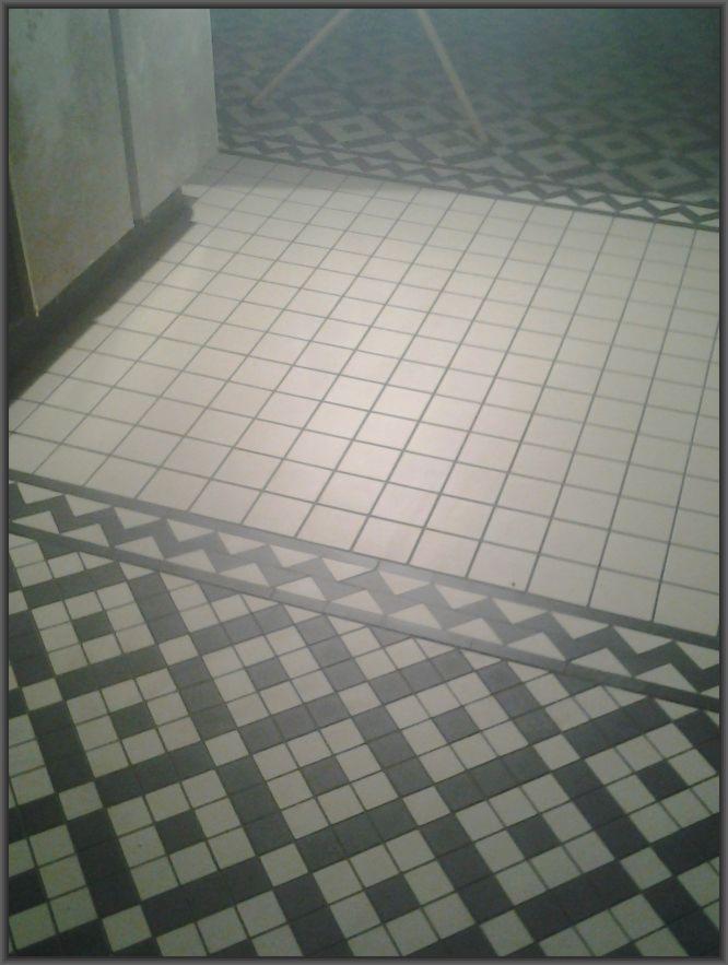 Ukończona podłoga z jasnych kwadratowych płytek, obramowana wzorem z ciemnych i jasnych kwadratów, oddzielonych zygzakowatym pasem. Widok z góry.