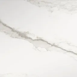 Biała płyta z konglomeratu z wyraźnym, szarym żyłowaniem imitującym marmur, widoczne z bliska.