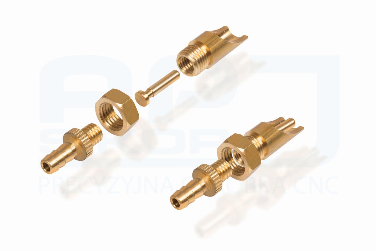 Rozłożone na czynniki pierwsze, złote, metalowe złączki hydrauliczne na białym tle, widoczne gwinty i otwory, precyzyjne wykonanie.