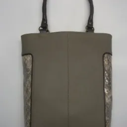 Szara torebka damska z wstawkami imitującymi skórę węża, wykonana przez kaletnika z Malborka.