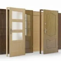 Różne modele drzwi w ekspozycji: drewniane z przeszkleniami, pełne z dekoracyjnymi frezowaniami, w odcieniach brązu i beżu.