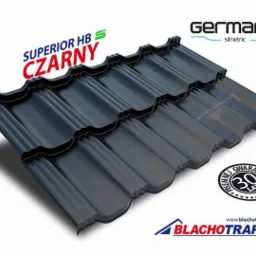 Czarna dachówka GERMANIA SIMETRIC SUPERIOR HB z 30-letnią gwarancją, widoczny fragment logo producenta.