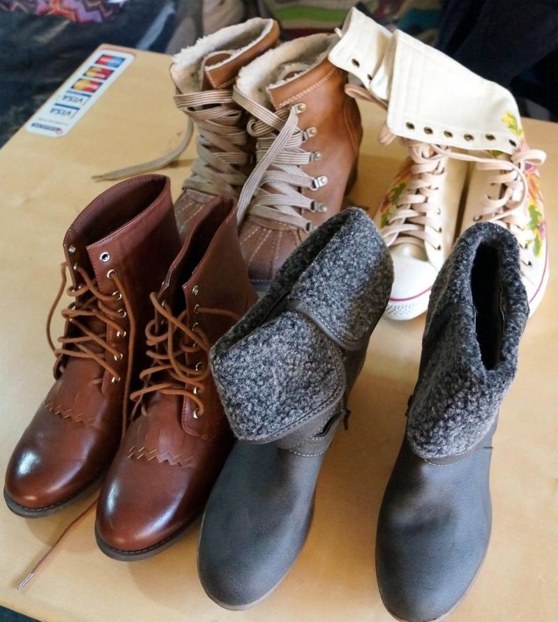 Zestaw różnorodnych butów: skórzane botki sznurowane, ocieplane trapery i trampki z kwiatowym wzorem, ukazane na jasnym tle.