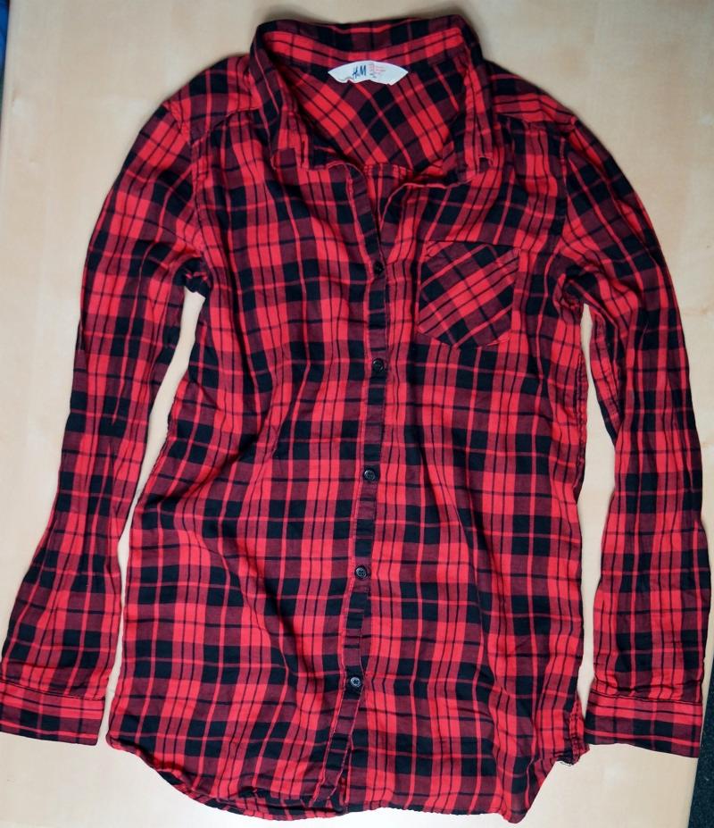 Czerwono-czarna koszula w kratę marki H&M, z długim rękawem i kieszenią na piersi, dostępna w ofercie odzieży używanej w Warszawie.