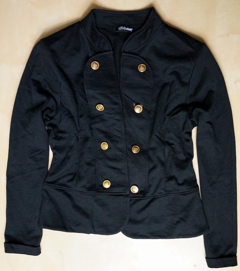 Czarna, dopasowana bluza z dekoracyjnymi, złotymi guzikami ułożonymi w dwóch rzędach, leżąca na jasnym tle. Widoczne logo marki na wszywce.