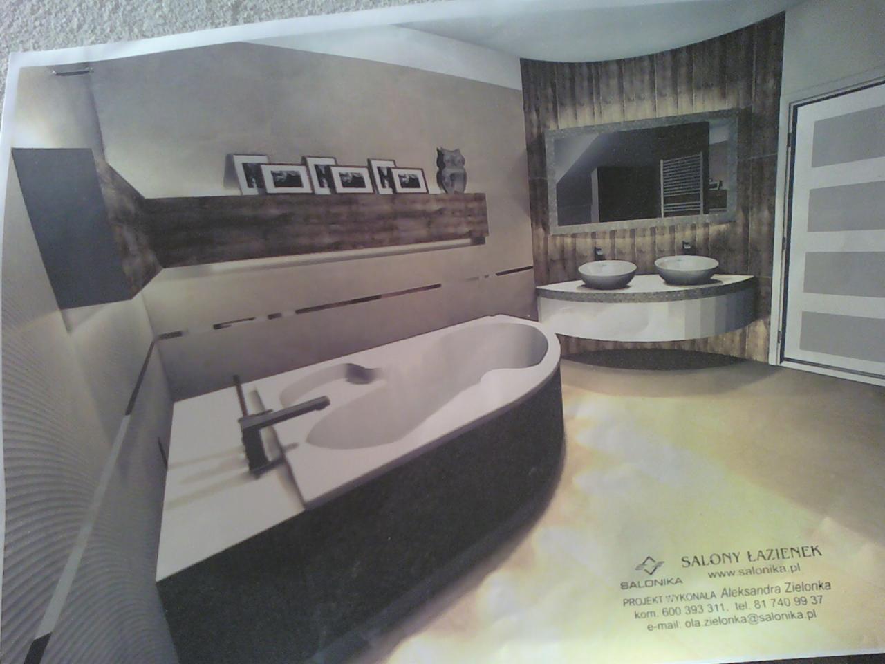 Wizualizacja łazienki z wolnostojącą wanną, umywalkami nablatowymi i drewnianym panelem ściennym z dekoracjami, prezentowana jako wydruk z tekstem firmy Salonika.