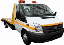 Biała laweta z żółtymi pasami i pomarańczowymi światłami ostrzegawczymi, zaparkowana na białym tle, z widoczną platformą załadunkową.