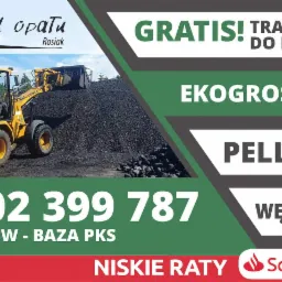 Żółta ładowarka CAT nabiera ekogroszek na składzie opału Rosiak, widoczny numer telefonu 502 399 787, informacja o transporcie do Bełchatowa gratis, pellet, węgiel i niskie raty Santander.