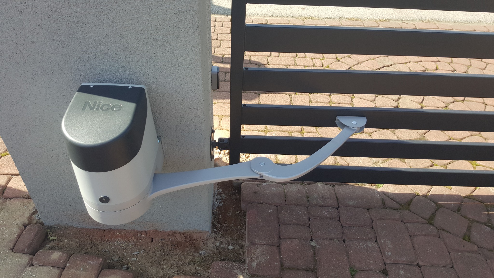 Najpopularniejszy produkt w naszej ofercie jeśli montaż trzeba wykonać na murowanych słupkach NICE HOPP