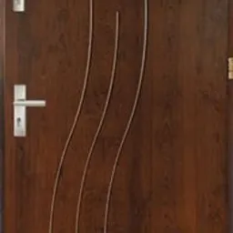 Brązowe drzwi wejściowe z trzema srebrnymi, falistymi intarsjami, srebrna klamka, zamek i wizjer na wysokości wzroku.