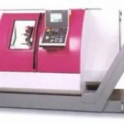 Różowo-biała frezarka CNC z ekranem sterującym. Widoczne detale obudowy i panel operatorski. Sprzęt stoi na szarej podstawie. Precyzyjna obróbka.