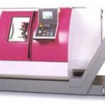 Różowo-biała frezarka CNC z ekranem sterującym. Widoczne detale obudowy i panel operatorski. Sprzęt stoi na szarej podstawie. Precyzyjna obróbka.