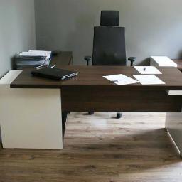 AS line - Nowoczesne biurko z ciemnego drewna z białymi elementami, laptopem i dokumentami, ustawione w biurze na drewnianej podłodze