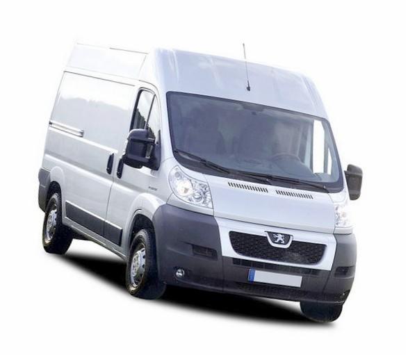 Biały samochód dostawczy marki Peugeot na białym tle, lekko pochylony w lewo.