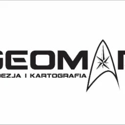 Czarne logo firmy GEOMAD z napisem 'GEODEZJA I KARTOGRAFIA' poniżej, stylizowane na symbol Star Trek.
