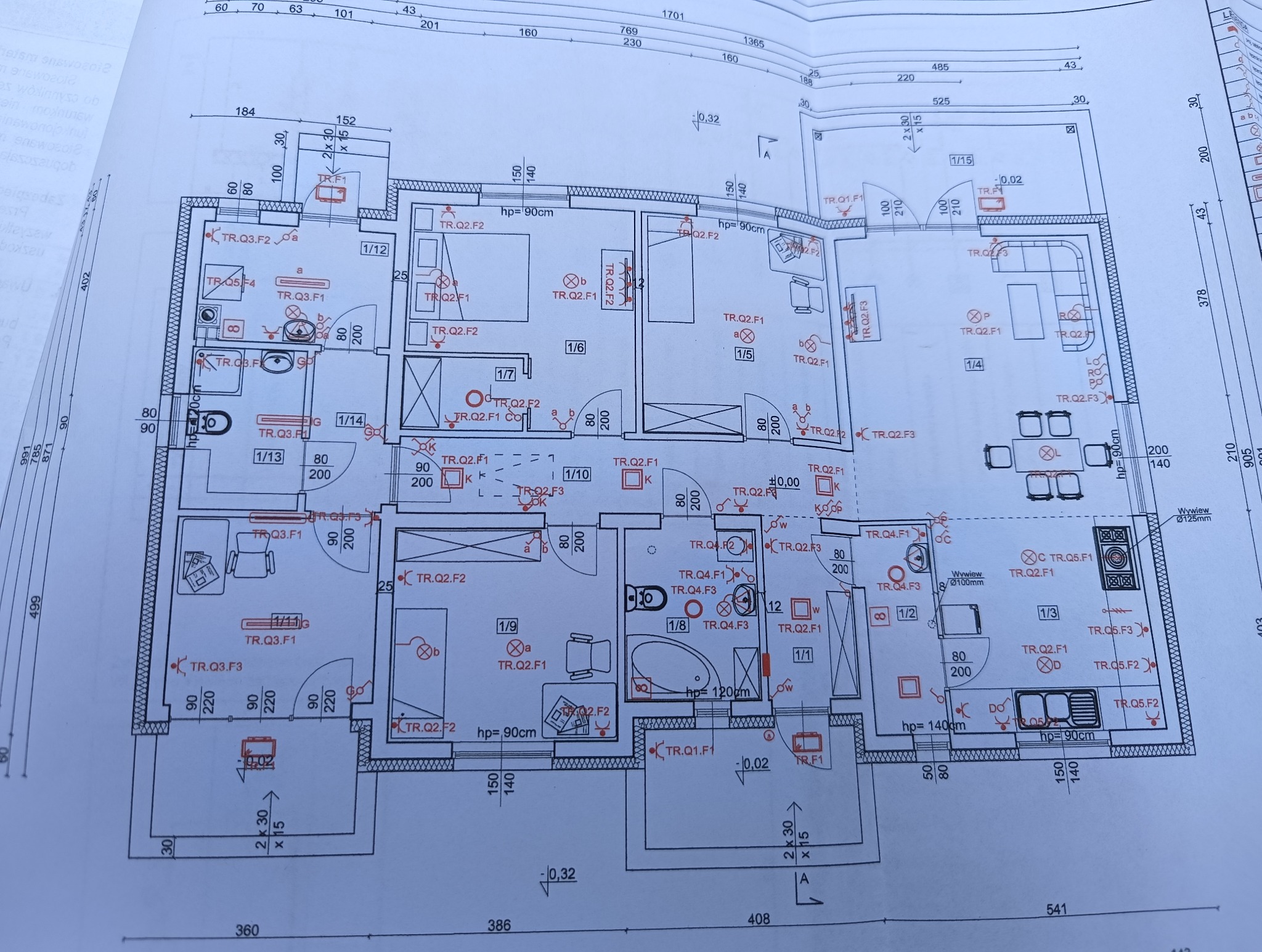 Rzut poziomy mieszkania z zaznaczonymi punktami elektrycznymi i sanitarnymi, szczegółowy plan instalacji.