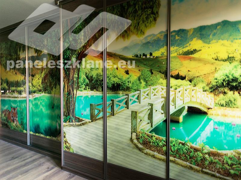 Szafa przesuwna z grafiką jeziora, mostu i tygrysa, z widocznym adresem panelezesklane.eu.