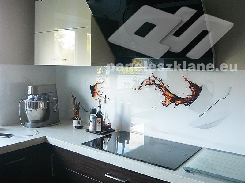 Szklany panel kuchenny z motywem filiżanki kawy, zamontowany nad płytą indukcyjną, widoczny mikser planetarny i przyprawy.