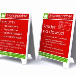Dwa stojaki reklamowe Finance Partner z ofertą kredytów: gotówkowego, hipotecznego, konsolidacyjnego i samochodowego oraz kredytu na dowód. Czerwono-biała kolorystyka.