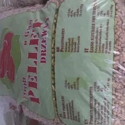 Worek z pelletem drzewnym 6mm, z widocznymi specyfikacjami produktu w językach: polskim, angielskim, niemieckim i włoskim. Widoczny czerwony symbol graficzny.