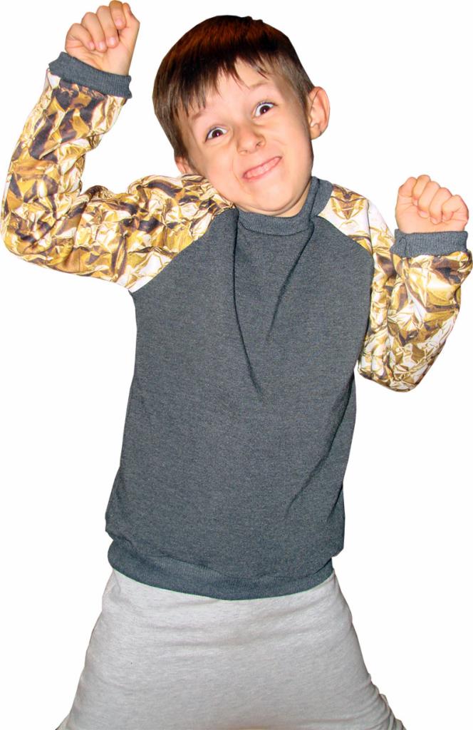 Chłopiec w szaro-złotej bluzie z długim rękawem, w radosnej pozie z podniesionymi rękami i zabawną miną na białym tle. Rękawy z unikalnym, metalicznym wzorem.