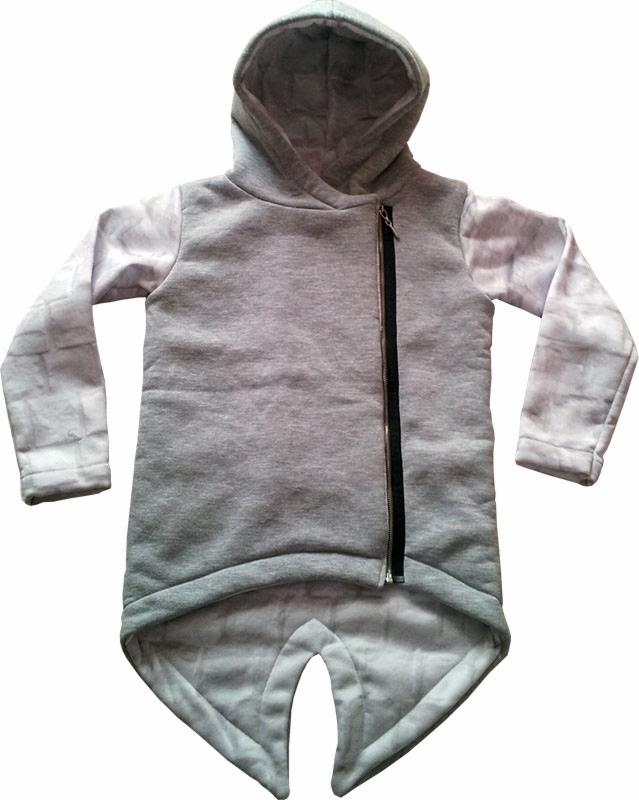 Szara bluza z kapturem, asymetrycznym zamkiem i wzorzystymi rękawami, prezentowana na białym tle. Nietypowy krój dołu z wycięciem.