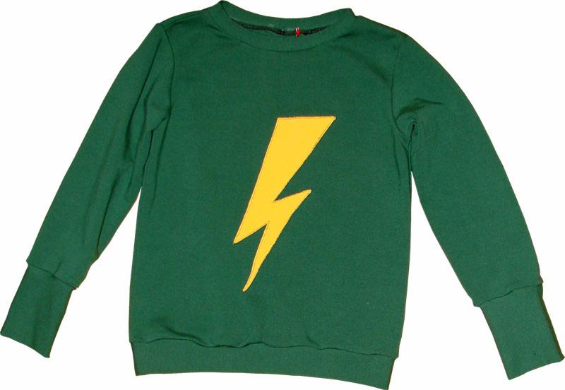 Zielona bluza dziecięca z naszytą żółtą błyskawicą, widoczna na białym tle. Długie rękawy z mankietami. Okrągły dekolt.