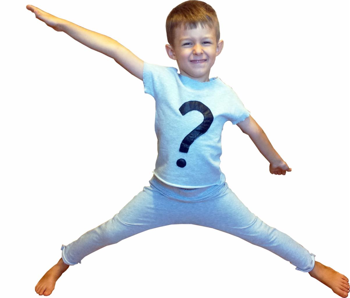 Uśmiechnięty chłopiec w szarej piżamie z pytajnikiem skacze na białym tle, prezentując dziecięcą odzież do spania z dekoracyjnym motywem.