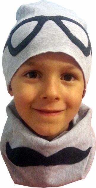 Uśmiechnięty chłopiec w szarej czapce z aplikacją okularów i kominie z wąsami, na białym tle. Unikatowy zestaw dziecięcy.