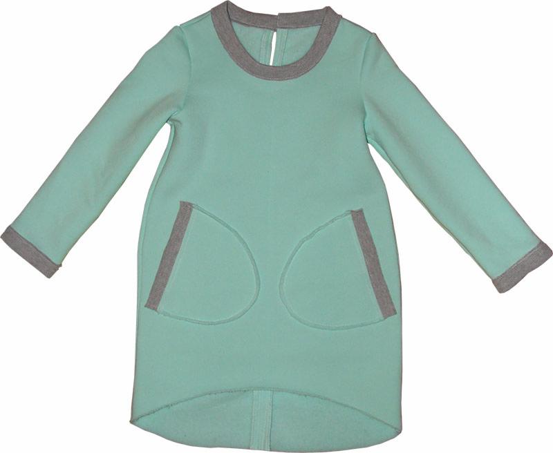 Miętowa sukienka dziecięca z długim rękawem i szarymi wykończeniami przy mankietach, dekolcie i kieszeniach, na białym tle.