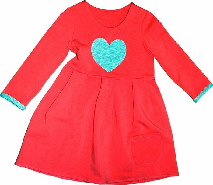 Czerwona sukienka dziecięca z długim rękawem i turkusowym sercem na piersi, z kieszonką i turkusowymi mankietami.