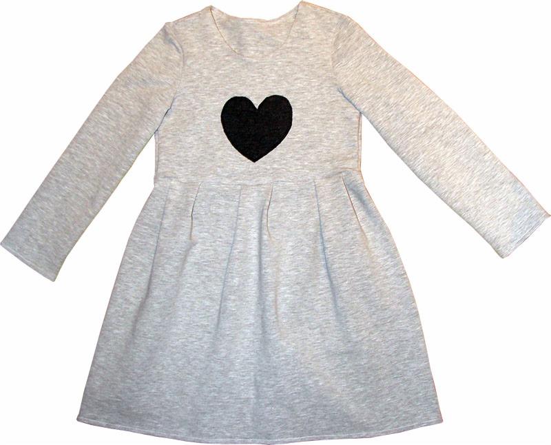 Szara, dzianinowa sukienka dziecięca z długim rękawem i czarnym sercem na piersi, wyeksponowana na białym tle. Prosty krój, delikatne plisy w pasie.