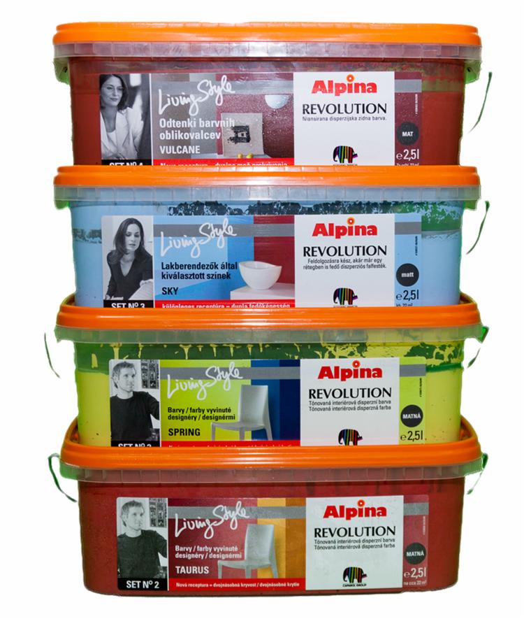 Cztery plastikowe pojemniki z farbami Alpina Revolution Living Style ułożone jeden na drugim, każdy w innym kolorze: czerwonym, niebieskim, zielonym i pomarańczowym, z etykietami prezentującymi...