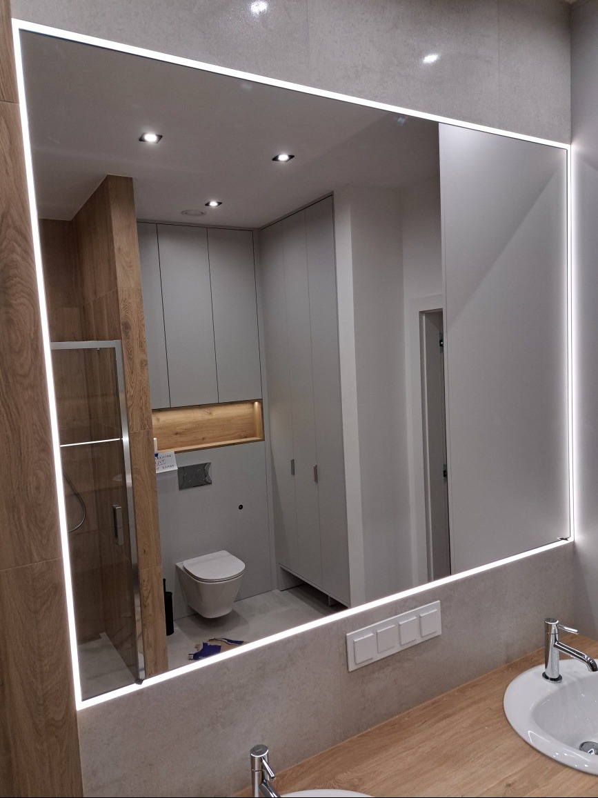 Lustro wklejone pod oświetlenie led