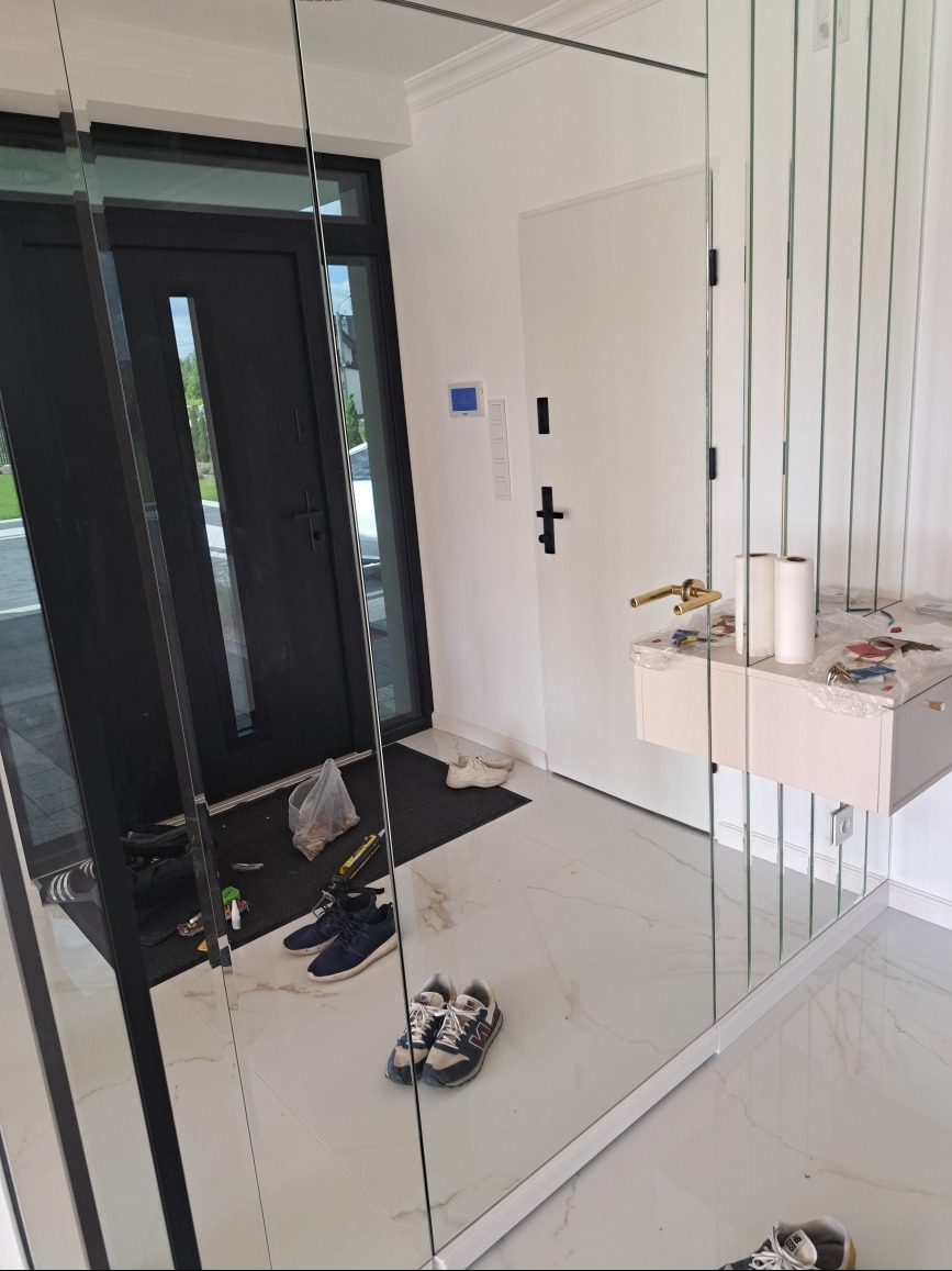 Mozaika lustrzana , drzwi ukryte lustrem