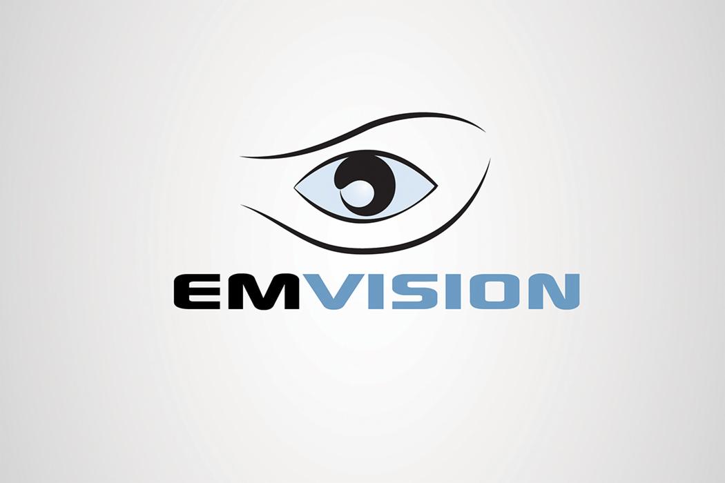 Logo firmy EMVision z motywem oka w kolorach czarnym i niebieskim na jasnoszarym tle. Minimalistyczny design, nowoczesna typografia.