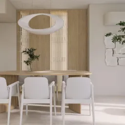 Jasna jadalnia w Bielsku-Białej: drewniany stół z białymi krzesłami, modernistyczna lampa, dekoracja ścienna z kamienia i zielone drzewko w donicy.