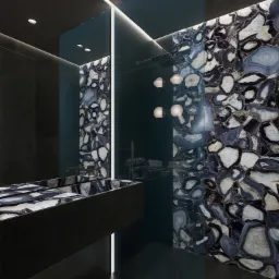 Nowoczesna łazienka z czarnymi płytkami i umywalką z kamienia agatowego, oświetlona listwami LED, z deszczownicą i dekoracyjnymi lampami kulami.