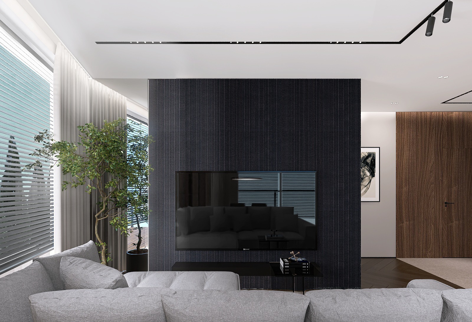 Nowoczesny salon z szarą sofą, telewizorem na ciemnej ścianie i dużą rośliną doniczkową przy oknie z żaluzjami. Minimalistyczne oświetlenie sufitowe i drewniane drzwi.